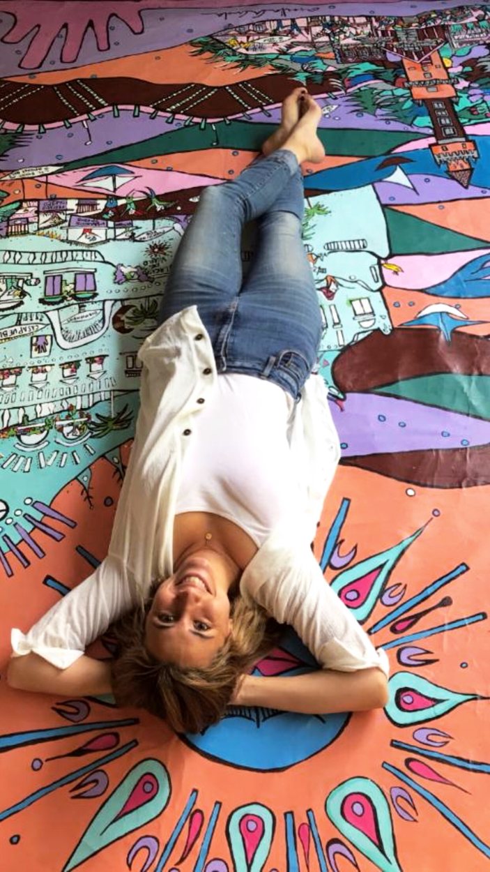 Antonella junto a su obra