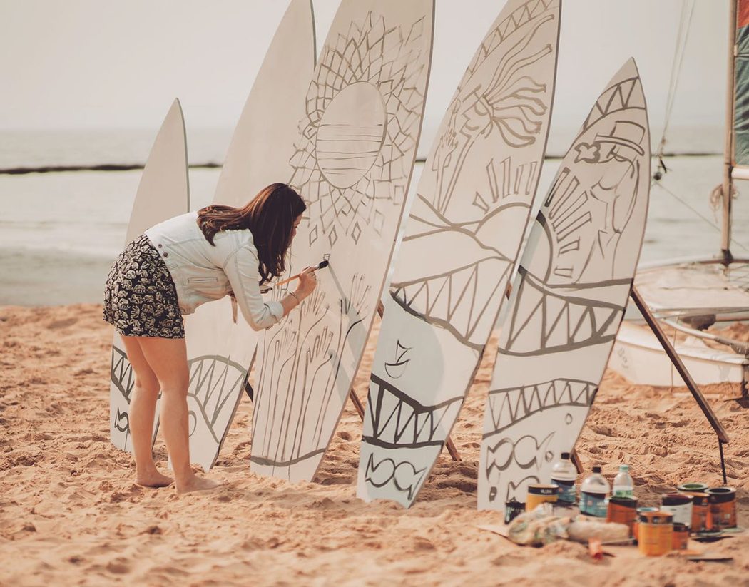 Antonella pintando en la playa