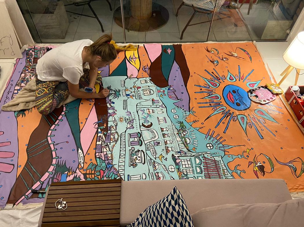 Antonella pintando un mural en el piso